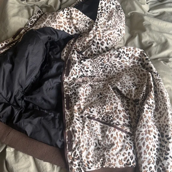 Billabong Leopard-Print Hooded Ski Jacket in Cream, Brown & Black - Picture 9 of 16
